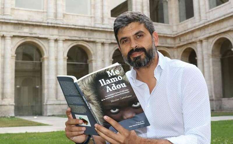 Nicolás Castellano con uno de sus libros/Henar Sastre.